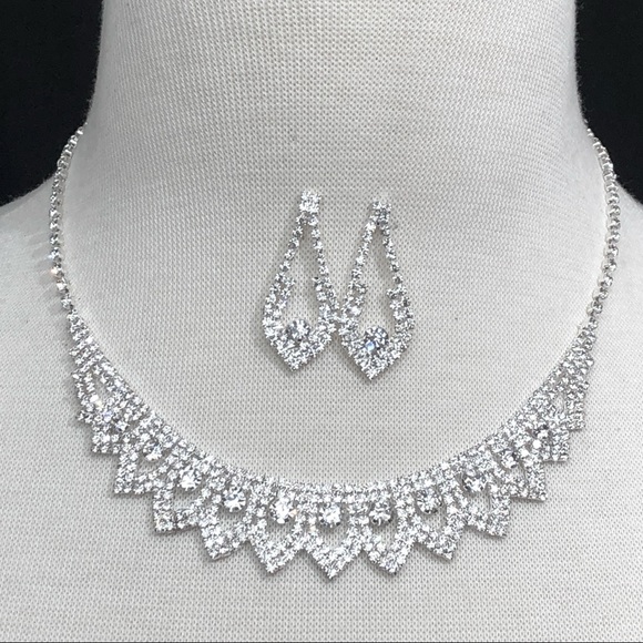 Rhinestone Formal Fancy Point Scoop Necklace Set - Picture 2 of 3